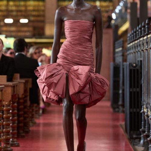 Valentino apresenta sua coleção de verão 2027 na PFW