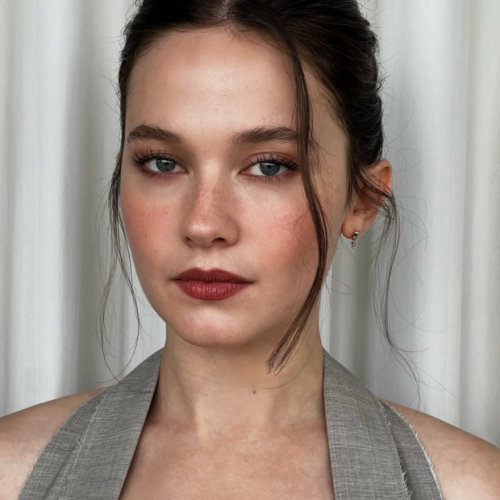 Descubra o blush vermelho: a opção surpreendente para quem evita o rosa