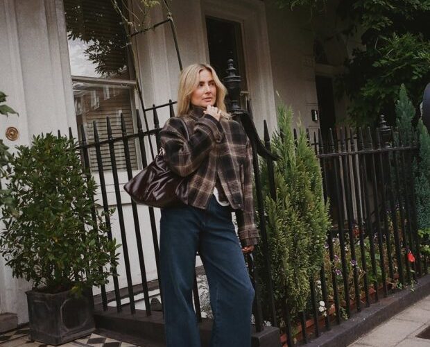 A calça jeans escura pode se tornar a nova queridinha do street style?