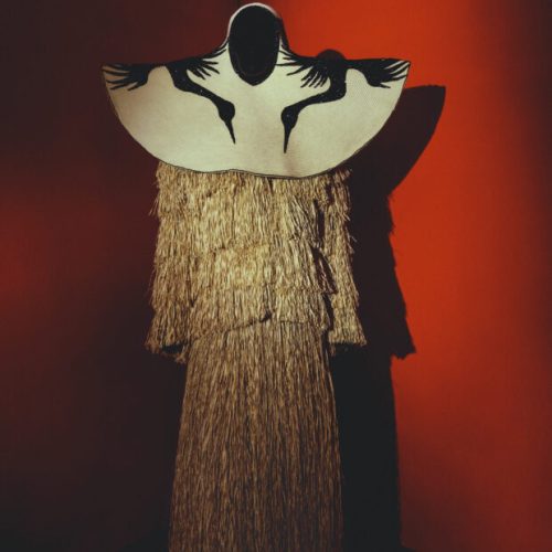 Davi Ramos apresenta a exposição “Moda entre olhares” no Instituto ViaFoto, unindo estilo e arte.