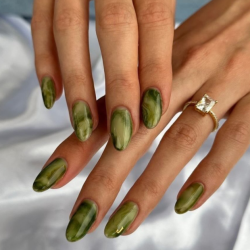 Nove nuances de verde para experimentar na sua próxima visita à manicure